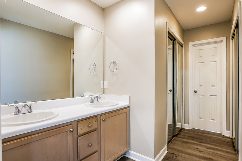 1,855/Mo, 1940 Shadow Glen Dr Raleigh, NC 27604 Main Bathroom View