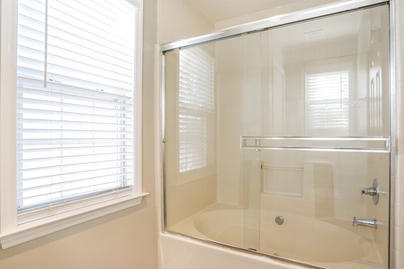 1,855/Mo, 1940 Shadow Glen Dr Raleigh, NC 27604 Main Bathroom View 2