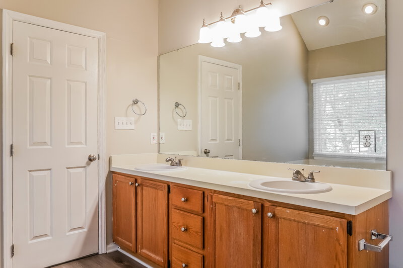 2,165/Mo, 2500 Holbrook Ct Raleigh, NC 27604 Main Bathroom View 2