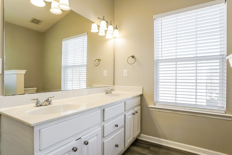 2,120/Mo, 4920 Alenja Ln Raleigh, NC 27616 Main Bathroom View