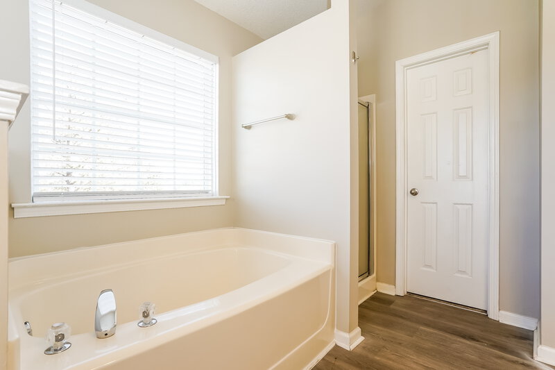 2,120/Mo, 4920 Alenja Ln Raleigh, NC 27616 Main Bathroom View 2
