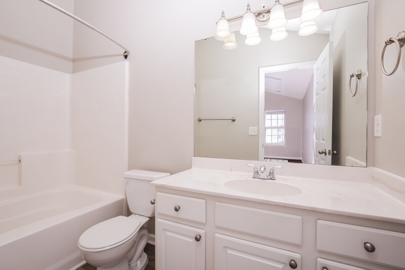2,050/Mo, 6004 Silkwater Ct Raleigh, NC 27610 Main Bathroom View