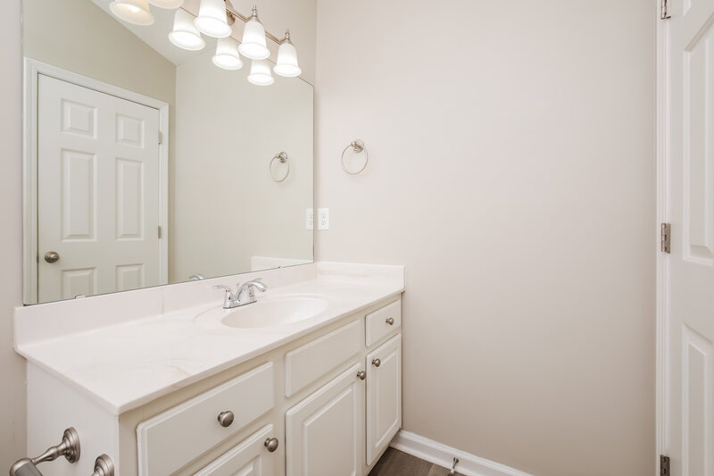 2,050/Mo, 6004 Silkwater Ct Raleigh, NC 27610 Bathroom View 2