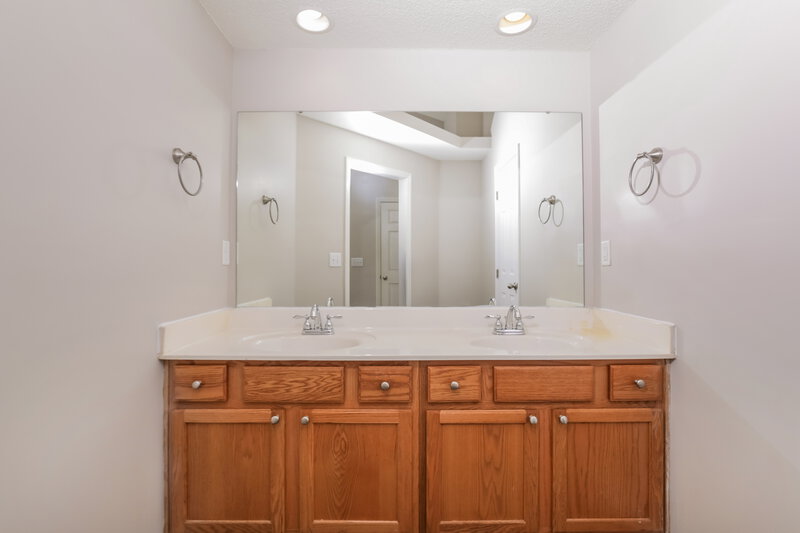 2,335/Mo, 5820 Waterford Landing Ct Raleigh, NC 27610 Main Bathroom View