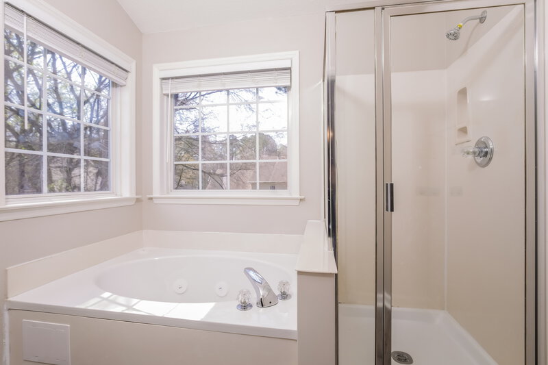 2,335/Mo, 5820 Waterford Landing Ct Raleigh, NC 27610 Main Bathroom View 2
