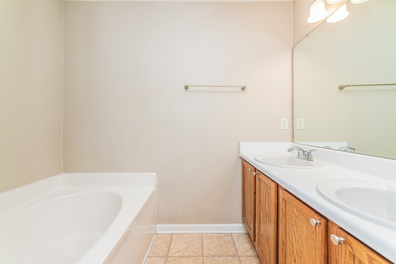 1,935/Mo, 3952 Tyler Bluff Ln Raleigh, NC 27616 Main Bathroom View