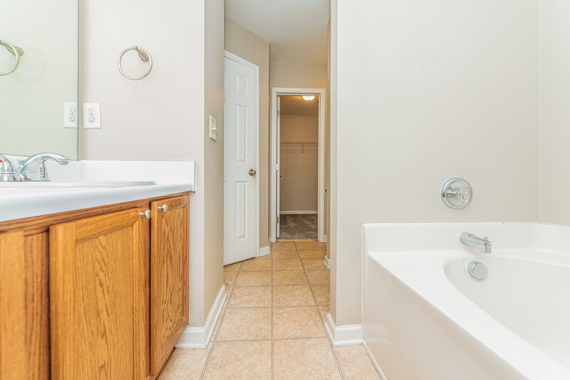 1,935/Mo, 3952 Tyler Bluff Ln Raleigh, NC 27616 Main Bathroom View 2