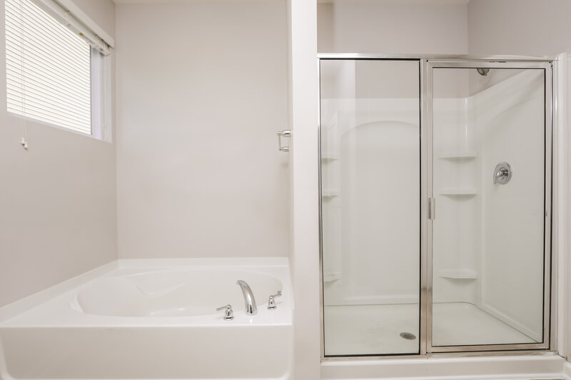 1,880/Mo, 621 Rose Mallow Drive Zebulon, NC 27597 Main Bathroom View