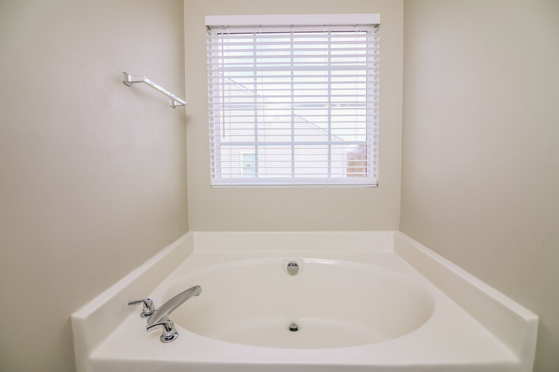 2,590/Mo, 1032 Breeze Ln Clayton, NC 27520 Main Bathroom View 2