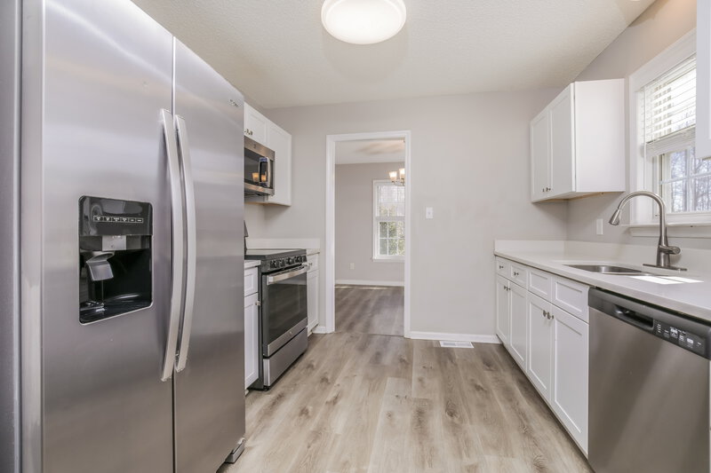 1,780/Mo, 1432 Smokey Mountain Dr Zebulon, NC 27597 Kitchen View