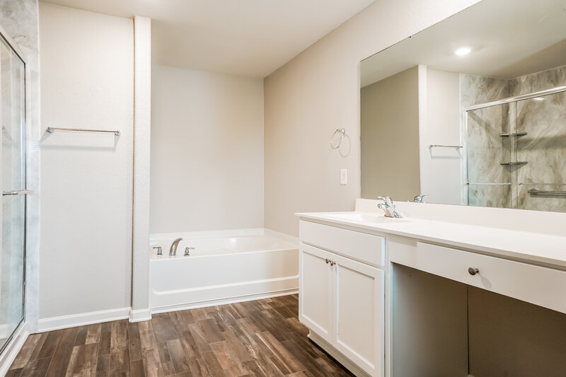 1,840/Mo, 704 Crackling Ct Zebulon, NC 27597 Main Bathroom View