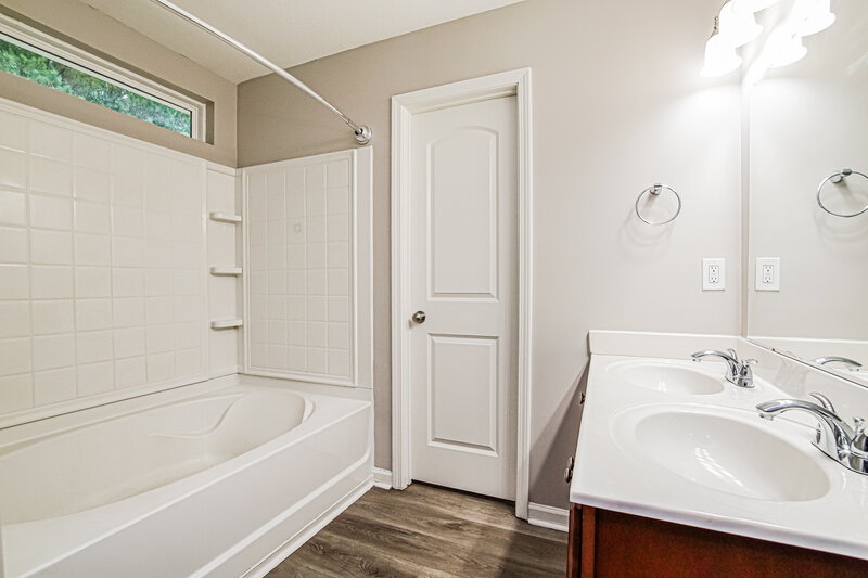 1,745/Mo, 442 Randolph Dr Clayton, NC 27520 Main Bathroom View