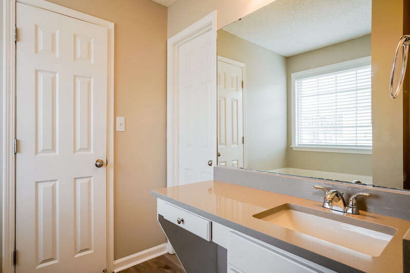 1,925/Mo, 4632 Six Siblings Cir Raleigh, NC 27610 Main Bathroom View 2