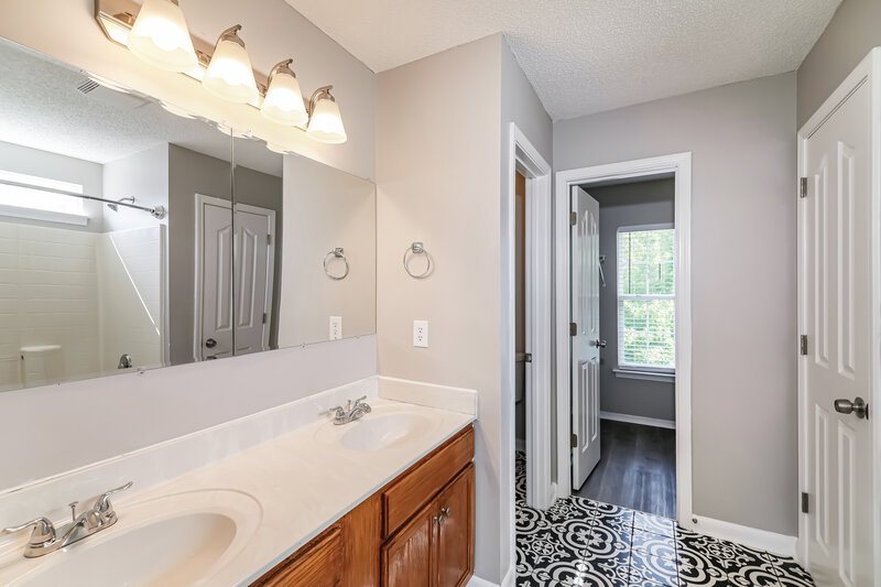 2,195/Mo, 5716 Enoree Ln Raleigh, NC 27616 Main Bathroom View 2