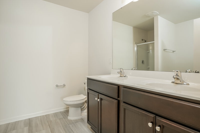 2,770/Mo, 46 W Painted Way Clayton, NC 27527 Main Bathroom View