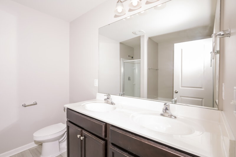 2,045/Mo, 46 W Painted Way Clayton, NC 27527 Main Bathroom View