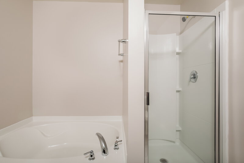 2,045/Mo, 46 W Painted Way Clayton, NC 27527 Main Bathroom View 2