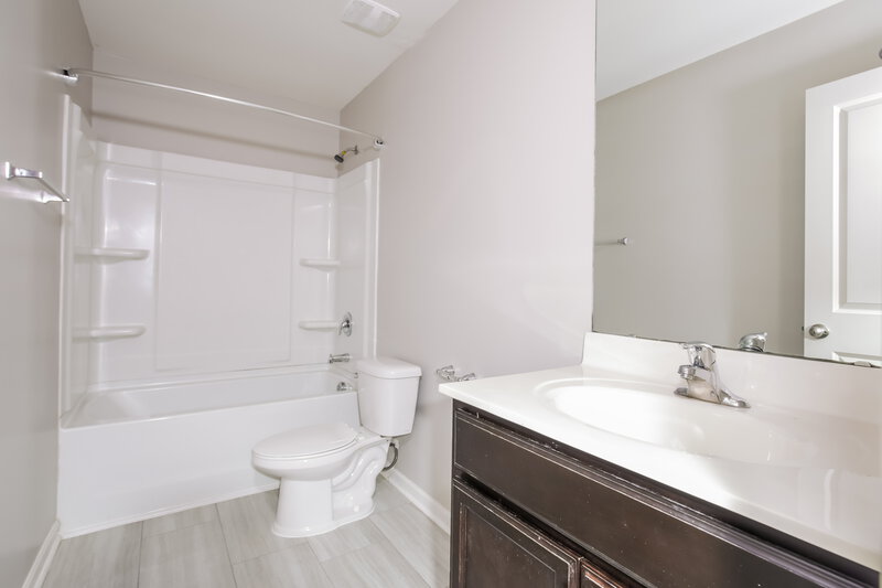 2,045/Mo, 46 W Painted Way Clayton, NC 27527 Bathroom View
