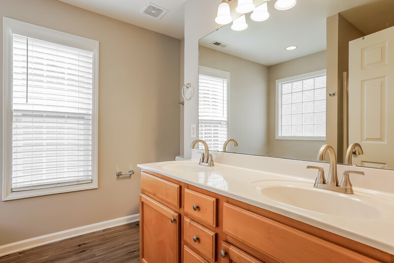 1,995/Mo, 8621 Boysenberry Ln Raleigh, NC 27616 Main Bathroom View
