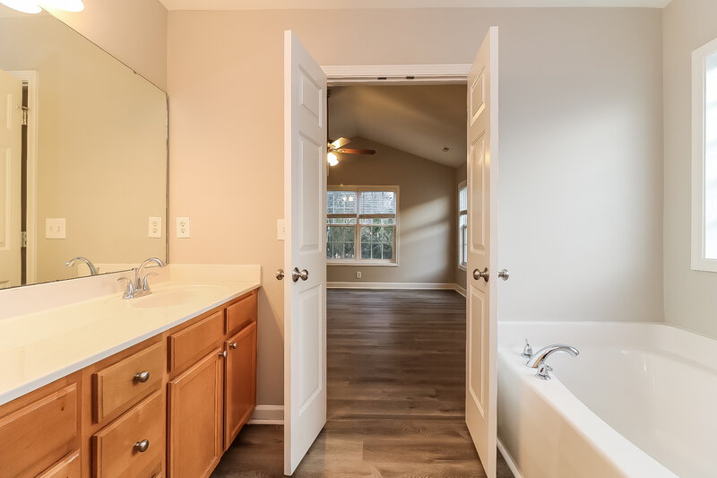 2,005/Mo, 3213 Rendezvous Dr Raleigh, NC 27610 Main Bathroom View