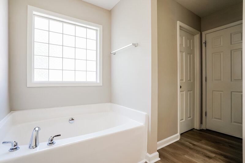 1,995/Mo, 3213 Rendezvous Dr Raleigh, NC 27610 Main Bathroom View