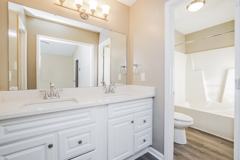 2,430/Mo, 2 W Boxley Dr Wendell, NC 27591 Main Bathroom View