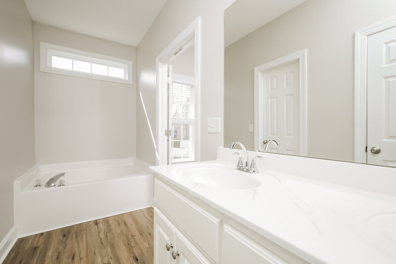 2,235/Mo, 49 E Trafalgar Ct Clayton, NC 27520 Main Bathroom View 2