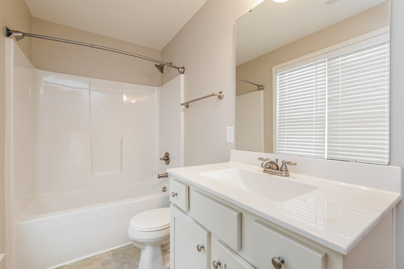 2,190/Mo, 19 Tang Cir Garner, NC 27529 Bathroom View