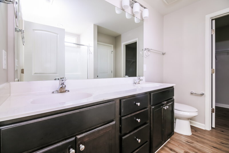 2,035/Mo, 767 Lakemont Dr Clayton, NC 27520 Main Bathroom View