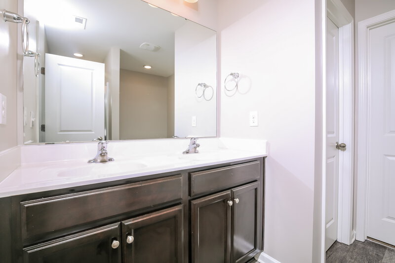 2,105/Mo, 6113 Watsonia Dr Zebulon, NC 27597 Main Bathroom View