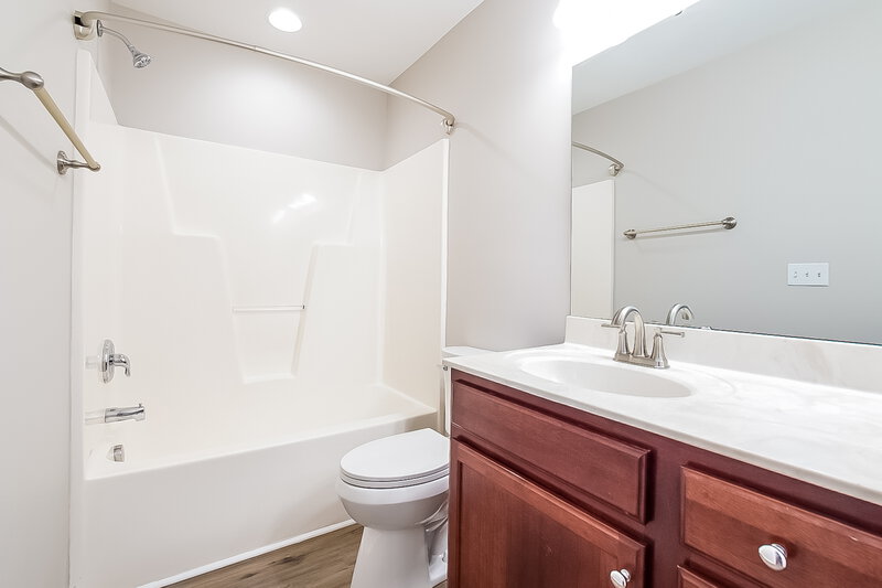 1,890/Mo, 900 Red Oak Tree Dr Fuquay Varina, NC 27526 Main Bathroom View