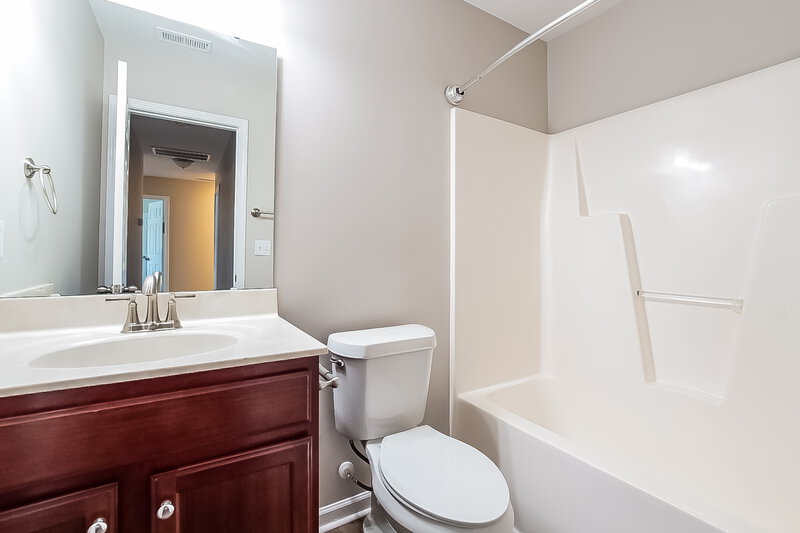 1,890/Mo, 900 Red Oak Tree Dr Fuquay Varina, NC 27526 Bathroom View