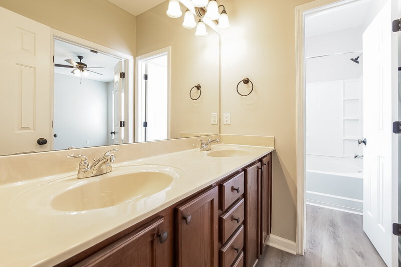 2,900/Mo, 240 Haywood Ln Clayton, NC 27527 Main Bathroom View