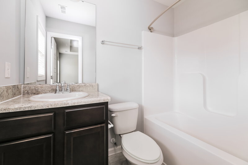 1,800/Mo, 133 Pumpkin Hill Rdg Clayton, NC 27520 Main Bathroom View