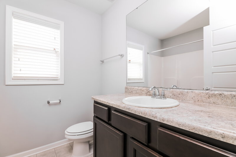 1,800/Mo, 133 Pumpkin Hill Rdg Clayton, NC 27520 Bathroom View