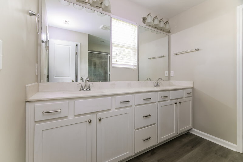 2,490/Mo, 3906 Big Pond Ct Raleigh, NC 27616 Main Bathroom View