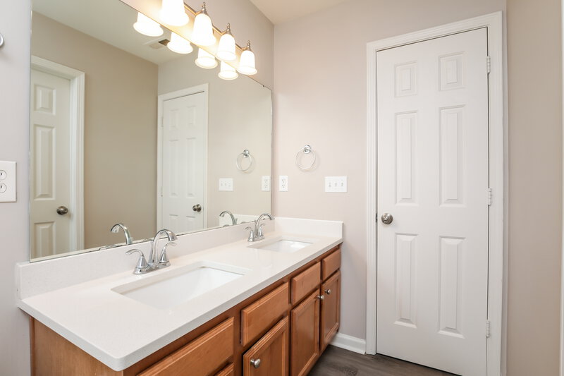 2,090/Mo, 5200 Tant Cir Knightdale, NC 27545 Main Bathroom View