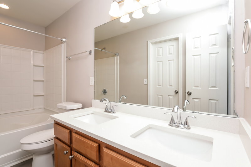 2,090/Mo, 5200 Tant Cir Knightdale, NC 27545 Main Bathroom View 2