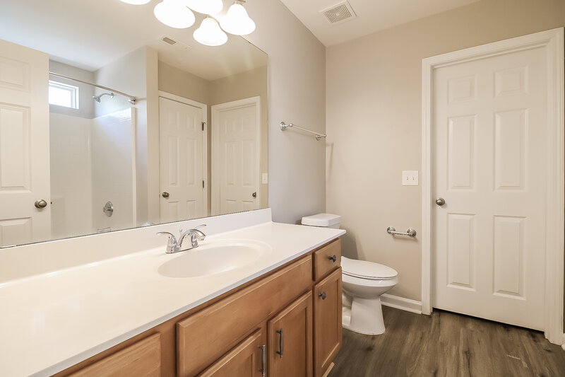2,150/Mo, 1650 Southcross St Fuquay Varina, NC 27526 Main Bathroom View