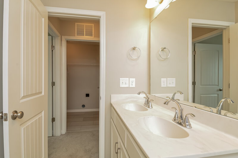 3,050/Mo, 408 Deer Grove Trl Wendell, NC 27591 Main Bathroom View