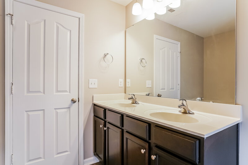 1,850/Mo, 8016 Spiderlily Ct Zebulon, NC 27597 Main Bathroom View