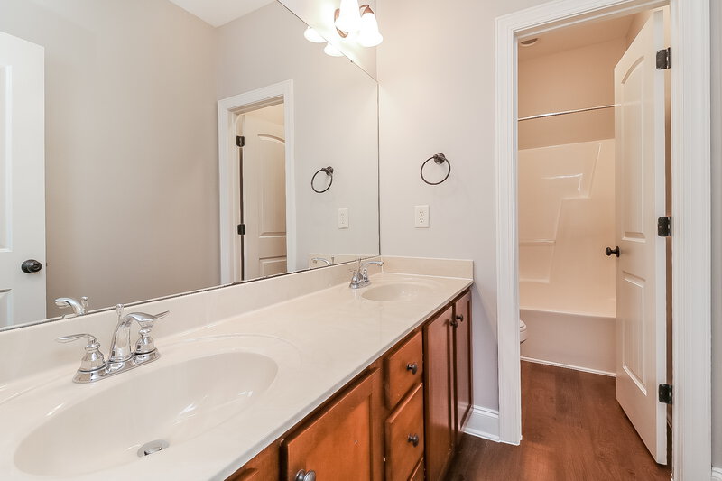2,100/Mo, 519 Dawley Dr Fuquay Varina, NC 27526 Bathroom View