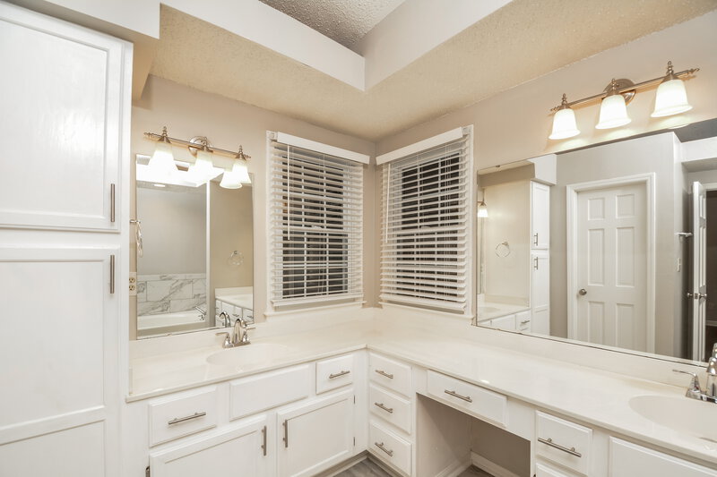 2,525/Mo, 103 Talon Dr Cary, NC 27518 Main Bathroom View