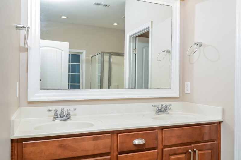 2,545/Mo, 229 Breezemont Dr Fuquay Varina, NC 27526 Bathroom View 2