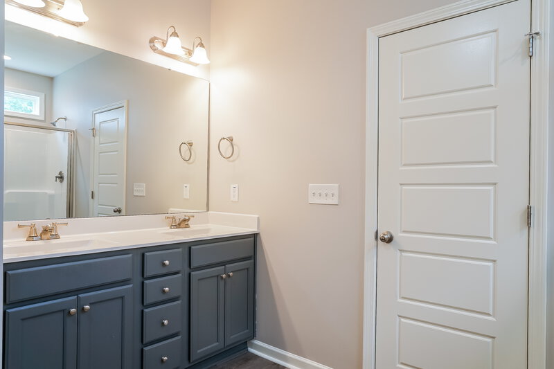 2,230/Mo, 194 W Lumber Ct Clayton, NC 27520 Main Bathroom View