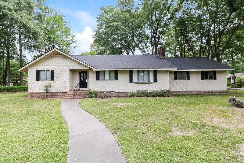 2,510/Mo, 300 W Holding St Smithfield, NC 27577 External View