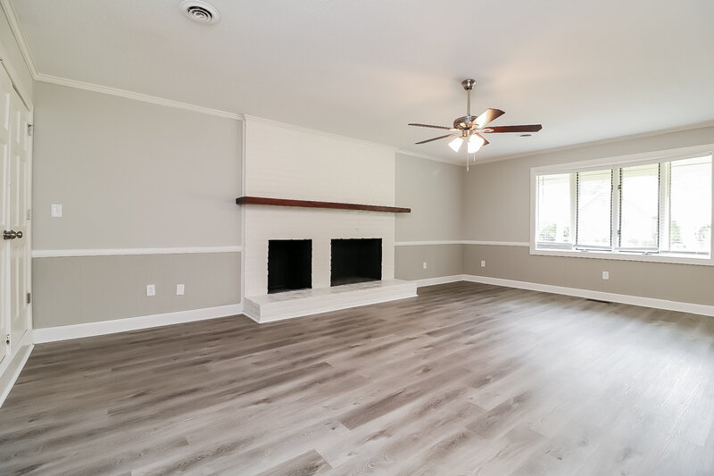 2,510/Mo, 300 W Holding St Smithfield, NC 27577 Living Room View 2