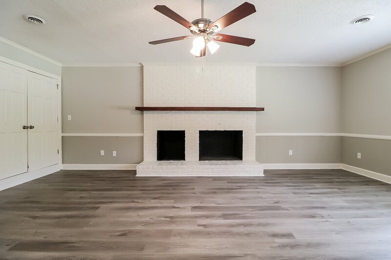 2,510/Mo, 300 W Holding St Smithfield, NC 27577 Living Room View 3
