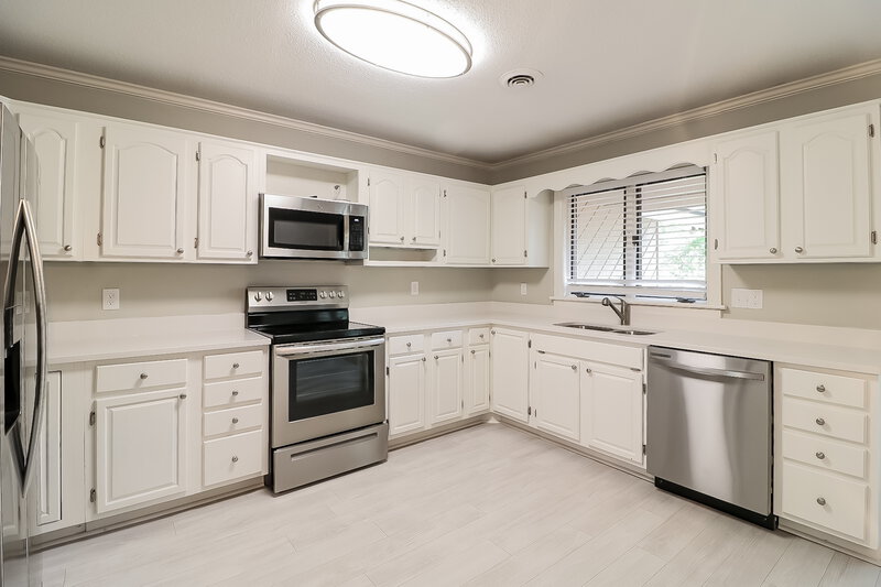 2,510/Mo, 300 W Holding St Smithfield, NC 27577 Kitchen View