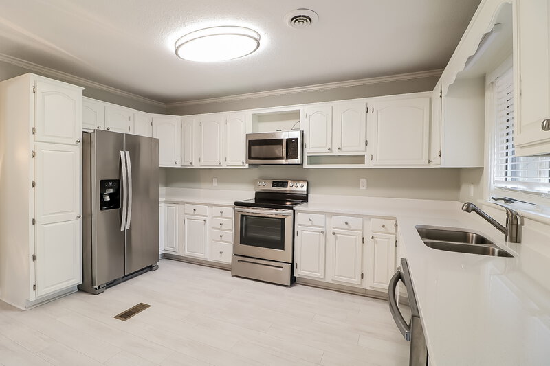 2,510/Mo, 300 W Holding St Smithfield, NC 27577 Kitchen View 2